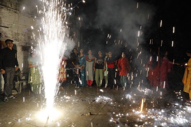 Không khí độc hại bao trùm nhiều khu vực ở Ấn Độ sau lễ hội ánh sáng Diwali - Ảnh 1.
