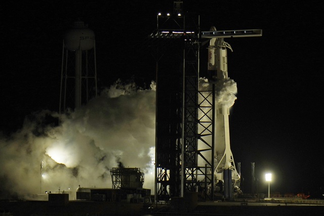 Tàu vũ trụ Crew Dragon của SpaceX kết nối thành công với ISS - Ảnh 1.