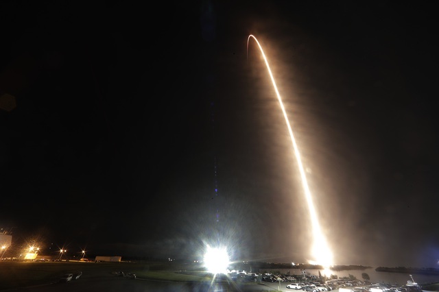 Tàu vũ trụ Crew Dragon của SpaceX kết nối thành công với ISS - Ảnh 3.