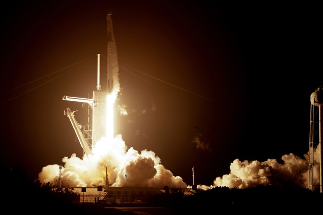 Tàu vũ trụ Crew Dragon của SpaceX kết nối thành công với ISS - Ảnh 2.