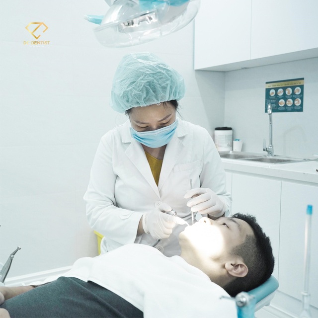 Hành trình tìm lại nụ cười tự tin bằng phương pháp phục hình Implant và bọc sứ Emax - Ảnh 1.