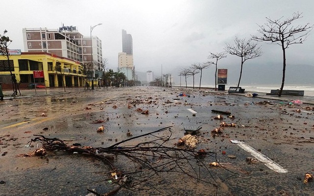 
Debris on the street in Da Nang City after Vamco swept through on November 15, 2020. (Photo: NDO)
