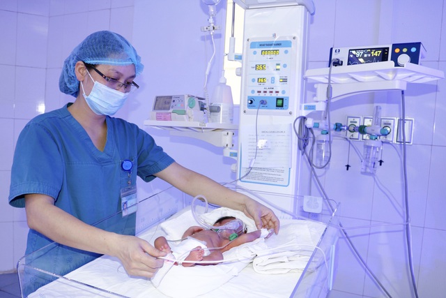 Phẫu thuật thắt ống động mạch thành công cho trẻ sơ sinh non tháng - Ảnh 1.