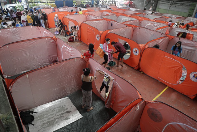 Siêu bão Goni hoành hành tại Philippines, ít nhất 10 người thiệt mạng - Ảnh 4.