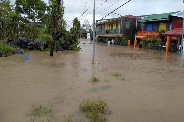 Siêu bão Goni hoành hành tại Philippines, ít nhất 10 người thiệt mạng - Ảnh 1.