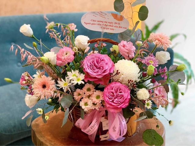 Ngày Nhà giáo Việt Nam gần kề, bạn đã chuẩn bị cắm hoa để tri ân các thầy cô giáo chưa? Hãy xem hình ảnh cắm hoa đẹp mắt và tìm ý tưởng cho mình nhé!