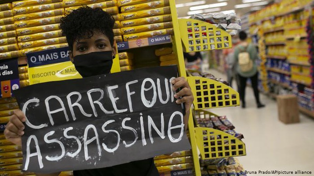 Biểu tình bạo lực bùng phát tại Brazil sau vụ sát hại người da màu - Ảnh 1.