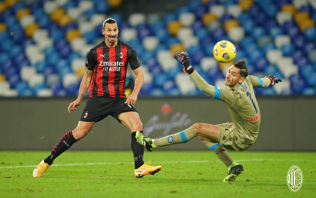Napoli 1-3 AC Milan: Ibrahimovic lập kỷ lục, AC Milan dẫn đầu trên BXH - Ảnh 2.