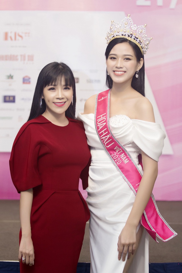 Hoa hậu doanh nhân Phạm Bích Thủy sải bước thảm đỏ Hoa hậu Việt Nam 2020 cùng NTK Ngô Nhật Huy - Ảnh 5.