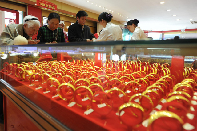 Nhà đầu tư đổ xô đi mua vàng, doanh số bán vàng tại Trung Quốc tăng mạnh - Ảnh 2.