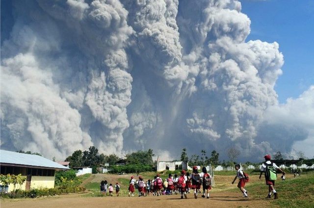 Núi lửa phun trào ở miền Đông Indonesia, hàng nghìn người phải sơ tán - Ảnh 1.