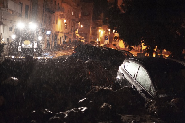 Lũ lụt và lở đất tại miền Nam Italy, ít nhất 3 người thiệt mạng - Ảnh 3.