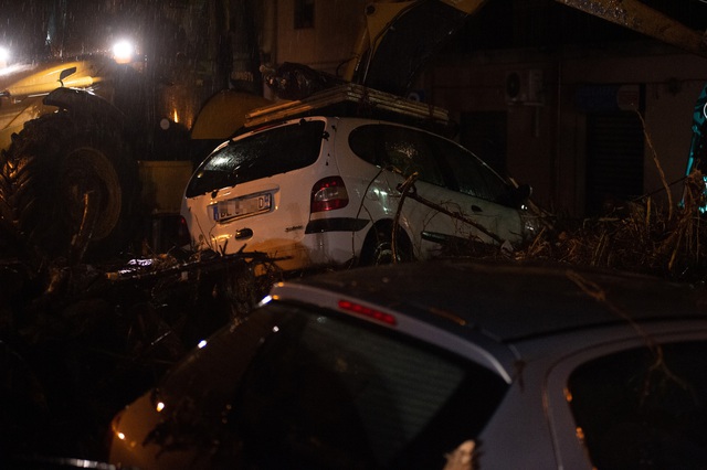 Lũ lụt và lở đất tại miền Nam Italy, ít nhất 3 người thiệt mạng - Ảnh 4.