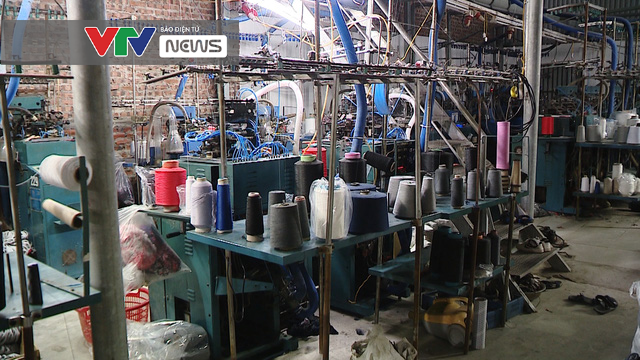 Triệt phá 2 cơ sở sản xuất bít tất nhái thương hiệu quốc tế quy mô lớn ở La Phù, Hoài Đức - Ảnh 4.