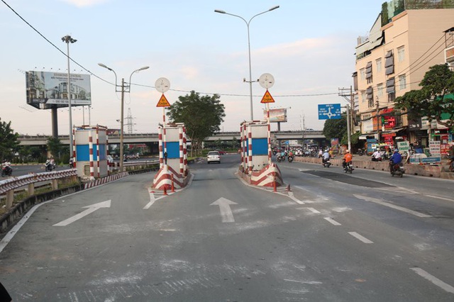 TP.HCM chính thức tháo dỡ trạm thu phí cầu Bình Triệu - Ảnh 1.