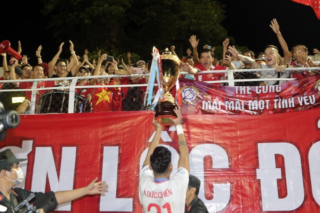 ẢNH: CLB Viettel lần đầu vô địch V.League sau 2 năm thăng hạng - Ảnh 10.