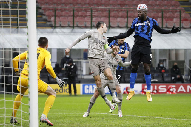 Inter Milan chia tay cúp châu Âu, Conte đổ lỗi trọng tài - Ảnh 2.