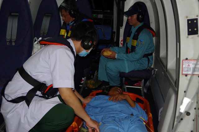 Trực thăng đưa gấp bệnh nhân từ Trường Sa về đất liền cấp cứu - Ảnh 1.