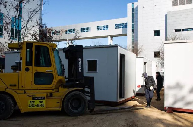 Lo hệ thống y tế quá tải, Hàn Quốc mở khu giường bệnh dã chiến trong container - Ảnh 1.