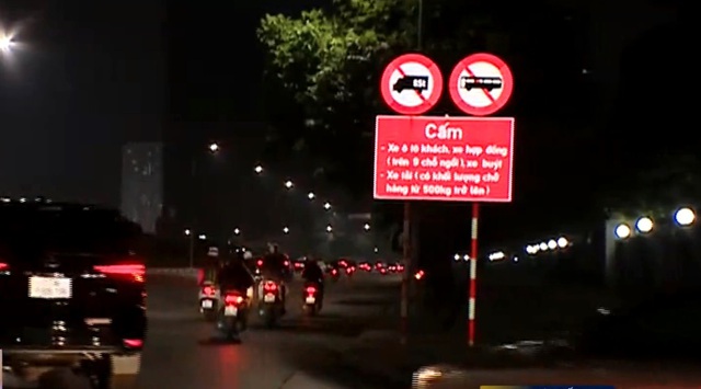 Bất hợp lý biển cấm phương tiện trên đường Lê Quang Đạo (Hà Nội) - Ảnh 1.