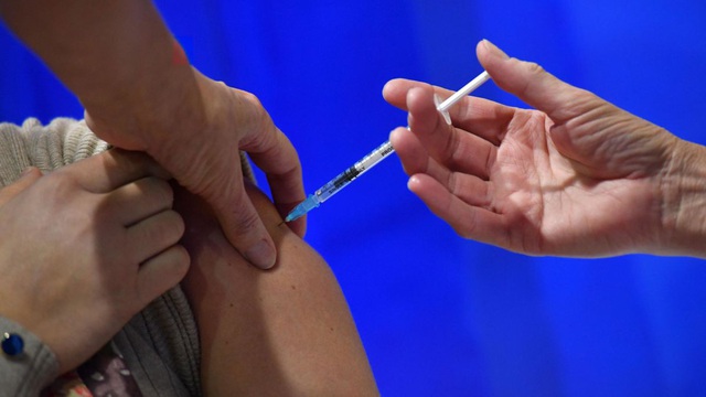 Pfizer và BioNTech tìm cách tăng nguồn cung vaccine để đáp ứng nhu cầu - Ảnh 1.