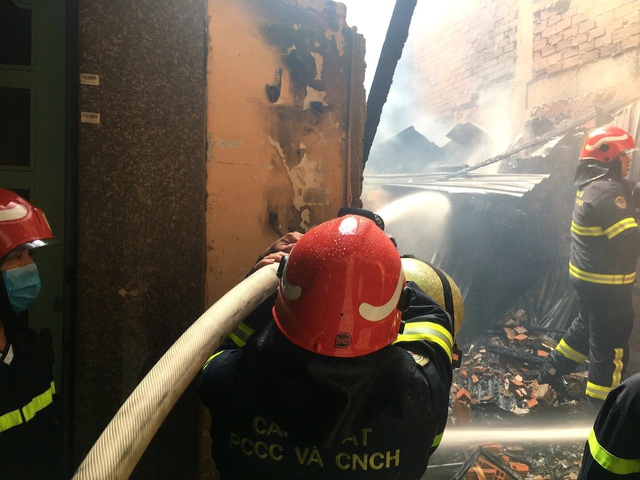 Hỏa hoạn tại căn nhà trong hẻm, cháy lan sang 4 nhà liền kề - Ảnh 2.