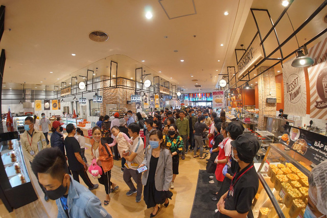 Hàng nghìn người mua sắm tại Aeon Hải Phòng trong ngày mở cửa - Ảnh 1.