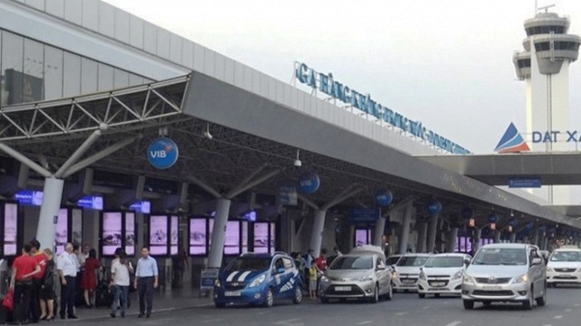 Phạt nguội vi phạm dừng đỗ ở sân bay Tân Sơn Nhất - Ảnh 1.