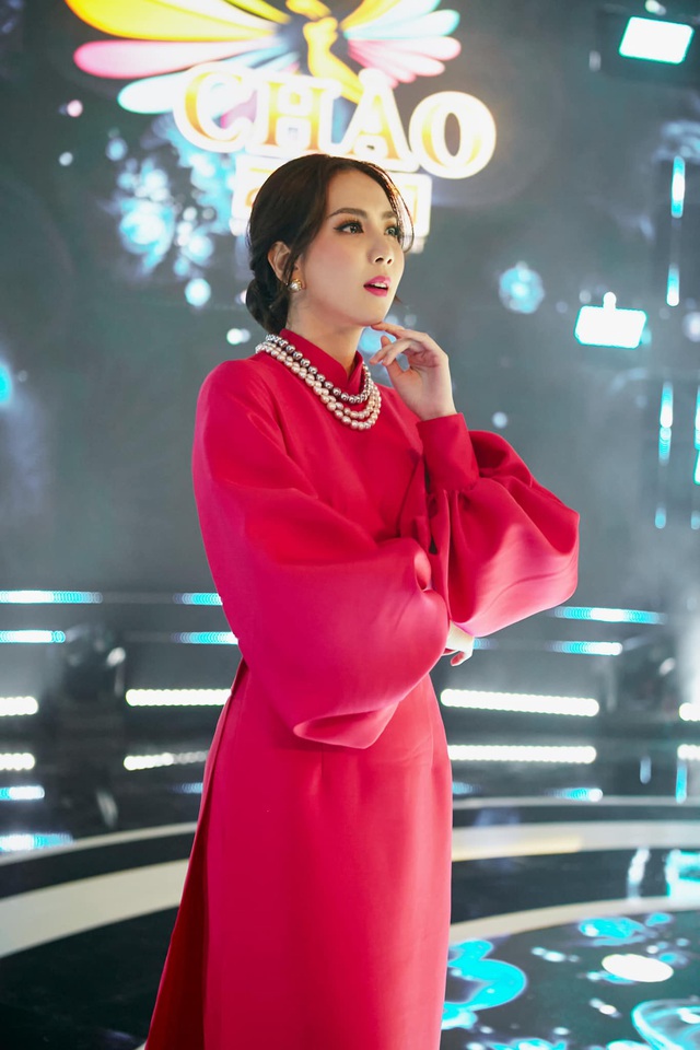 MC Mai Ngọc cấp tốc may váy mới khi dẫn Chào 2021 - Ảnh 3.