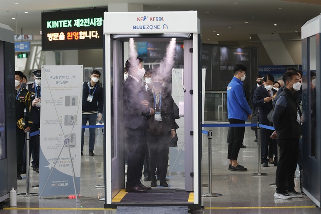 Kỷ lục hơn 70.000 người cách ly tại nhà ở Hàn Quốc - Ảnh 1.
