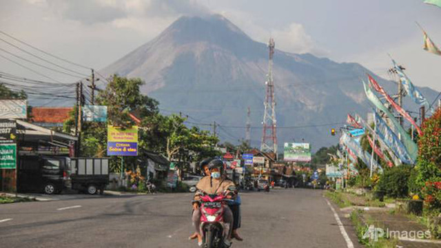 Nhiều núi lửa ở Indonesia gia tăng hoạt động, hàng nghìn người phải sơ tán - Ảnh 1.