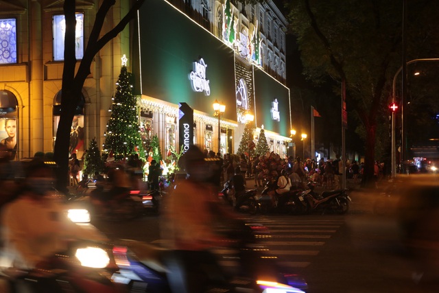 Người dân TP Hồ Chí Minh lên đồ đón Giáng sinh trong tiết trời se lạnh - Ảnh 4.