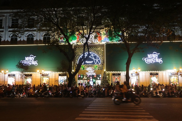 Người dân TP Hồ Chí Minh lên đồ đón Giáng sinh trong tiết trời se lạnh - Ảnh 8.
