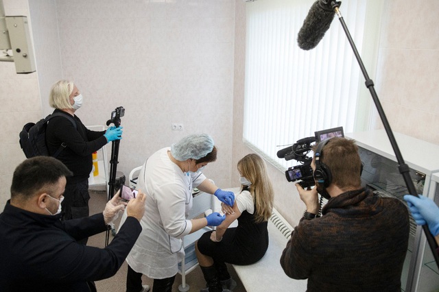 Nga dừng dùng giả dược trong thử nghiệm đối với vaccine Sputnik V - Ảnh 1.