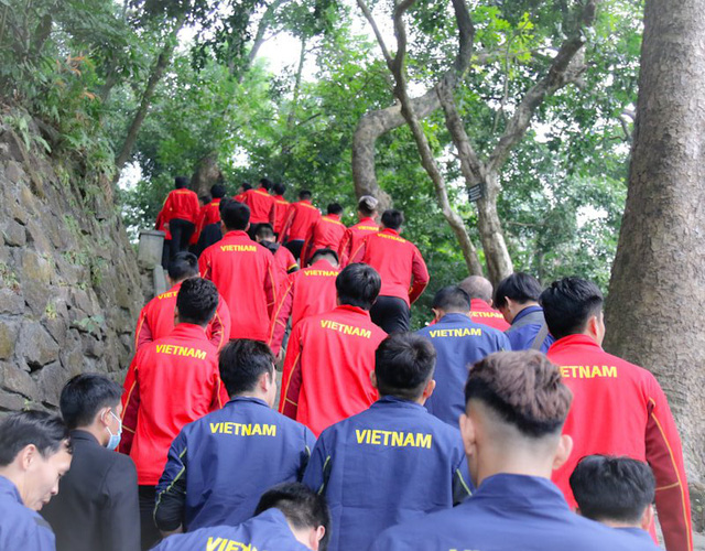 ĐT Việt Nam và U22 Việt Nam dâng hương tưởng niệm các Vua Hùng - Ảnh 2.