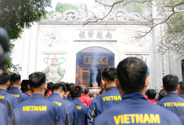 ĐT Việt Nam và U22 Việt Nam dâng hương tưởng niệm các Vua Hùng - Ảnh 3.