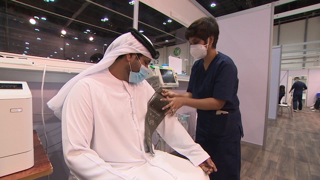 UAE là nước đầu tiên sử dụng đại trà vaccine COVID-19 của Trung Quốc - Ảnh 1.