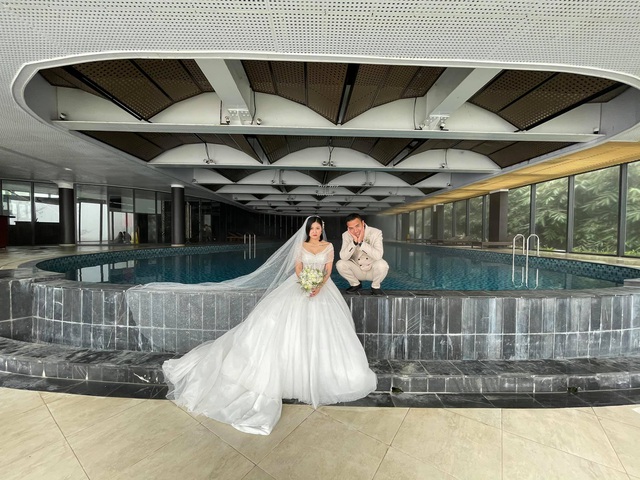 MC Hoàng Linh rạng rỡ chụp ảnh cưới trong thời tiết giá lạnh ở Sapa - Ảnh 4.