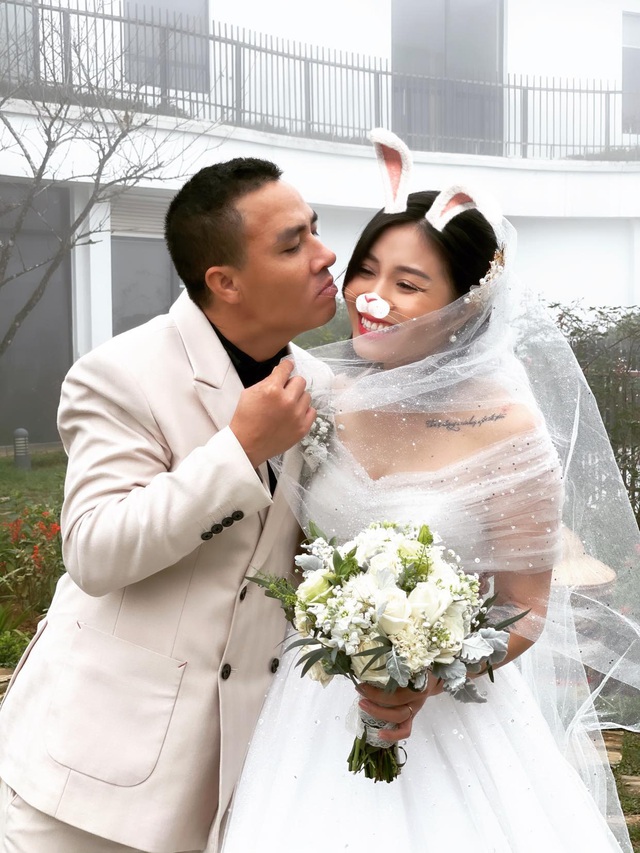 MC Hoàng Linh rạng rỡ chụp ảnh cưới trong thời tiết giá lạnh ở Sapa - Ảnh 16.