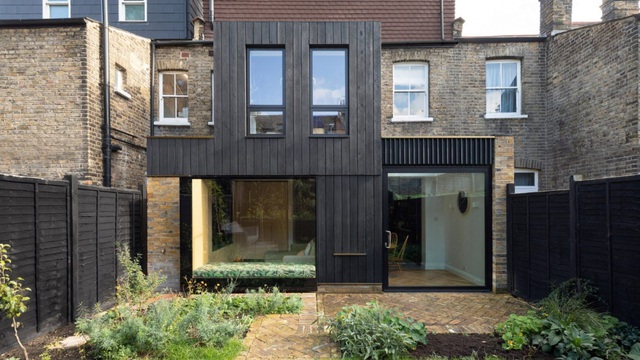 Ngôi nhà ốp gỗ màu đen đẹp cổ kính ở Anh - Ảnh 1.