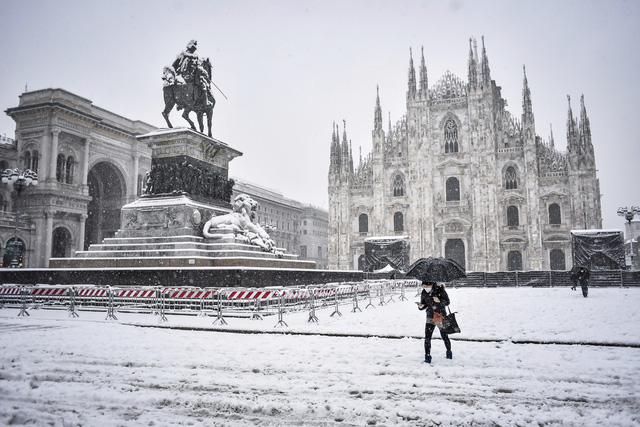 Tuyết rơi dày đi kèm nỗi lo bùng phát COVID-19 tại nhiều nước châu Âu - Ảnh 1.