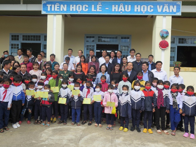 Trưởng Ban Dân vận thăm, tặng quà học sinh dân tộc tỉnh Kon Tum - Ảnh 1.