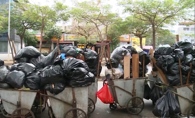 Rác thải lại chất đống trên nhiều tuyến phố Hà Nội vì công nhân đình công - Ảnh 2.