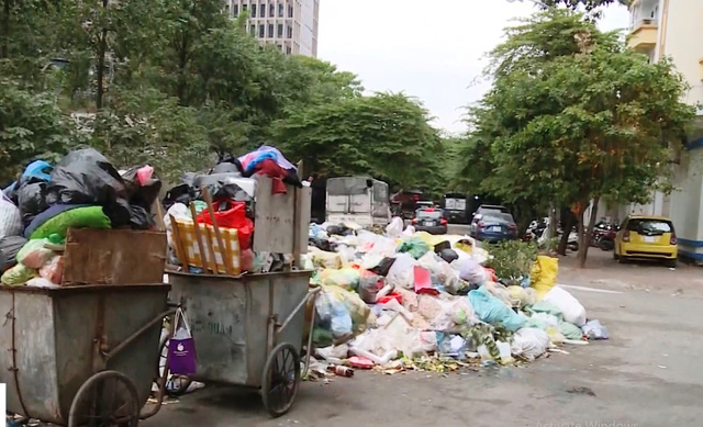 Vụ ùn ứ rác ở Hà Nội: Lao động đình công vì bị nợ lương và BHXH - Ảnh 2.
