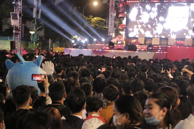 Người dân TP Hồ Chí Minh nô nức xuống đường tạm biệt năm COVID, chào 2021 - Ảnh 4.