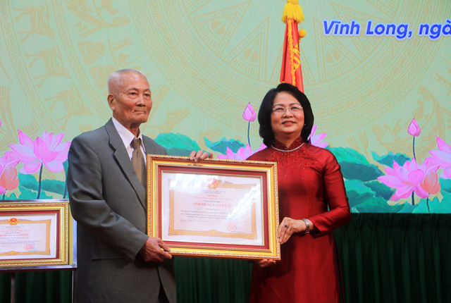 Phó Chủ tịch nước trao danh hiệu Anh hùng Lao động thời kỳ đổi mới tại Vĩnh Long - Ảnh 1.