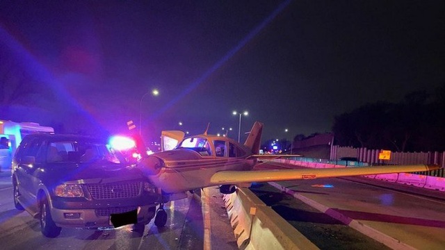 Mỹ: Hạ cánh khẩn cấp trên đường cao tốc ở Minnesota, máy bay đâm vào ô tô - Ảnh 1.