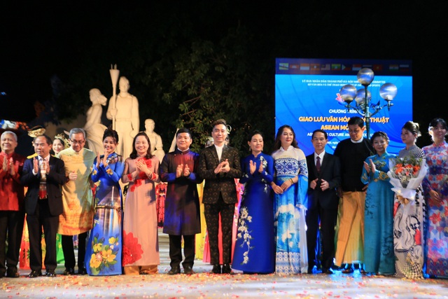 NTK Vũ Thảo Giang đem áo dài di sản giới thiệu với bạn bè ASEAN - Ảnh 2.