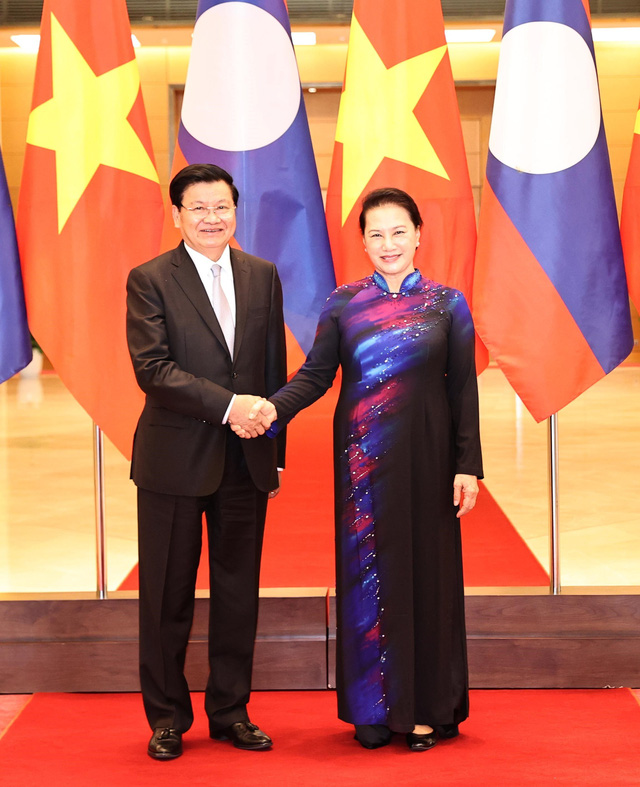Chủ tịch Quốc hội Nguyễn Thị Kim Ngân hội kiến Thủ tướng Lào - Ảnh 1.