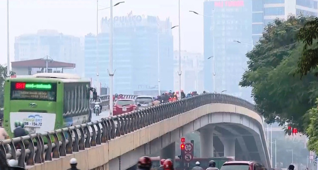 Cấm lên cầu vượt Láng - Lê Văn Lương, xe máy vẫn vô tư vi phạm - Ảnh 2.